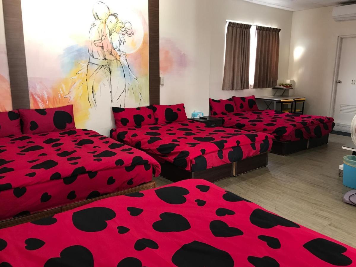 Mickey House-Fuxing Apartment Taichung Bagian luar foto