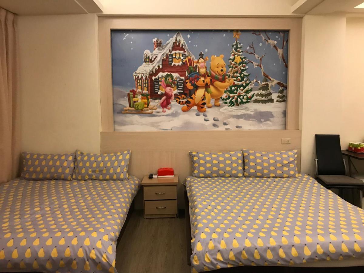 Mickey House-Fuxing Apartment Taichung Bagian luar foto