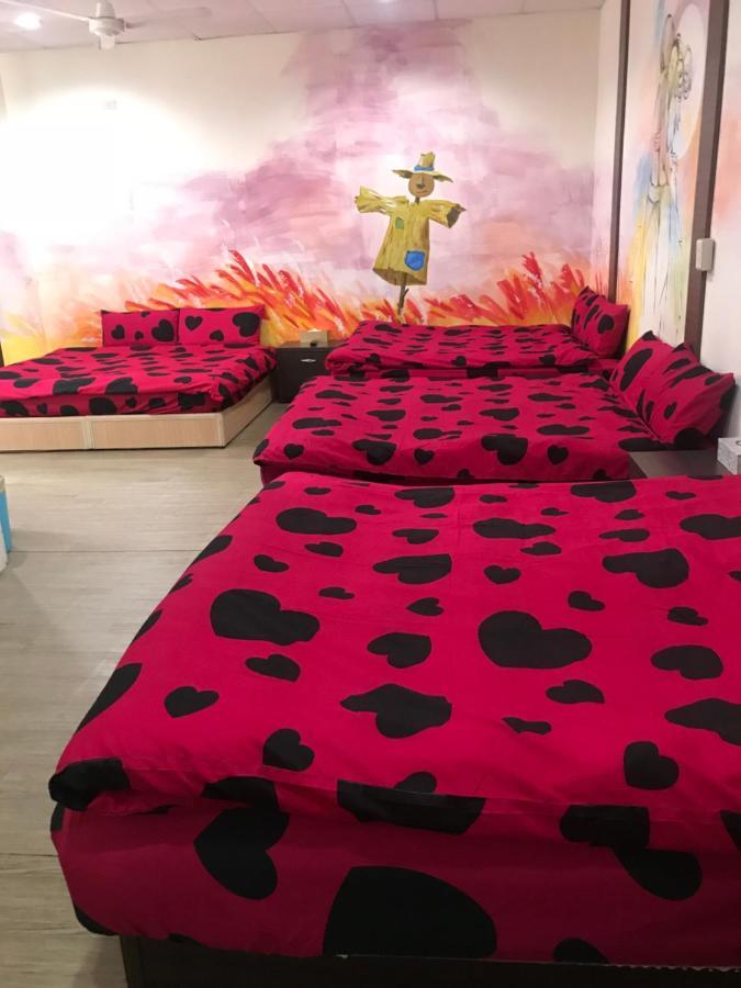 Mickey House-Fuxing Apartment Taichung Bagian luar foto